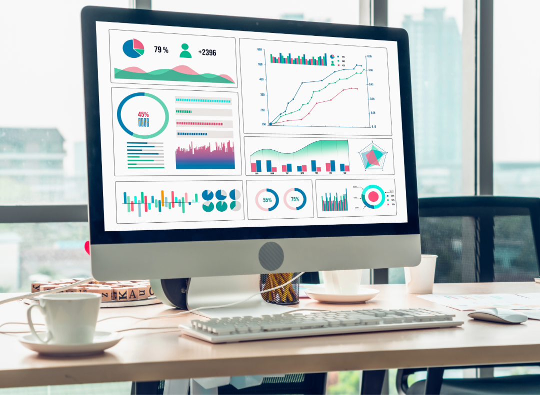 Ein Computerbildschirm zeigt verschiedene Diagramme und Statistiken zur Datenanalyse in einem modernen Büro.